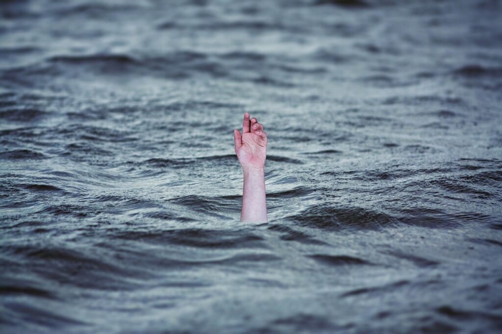 drowning, ocean, emergency-2049247.jpg